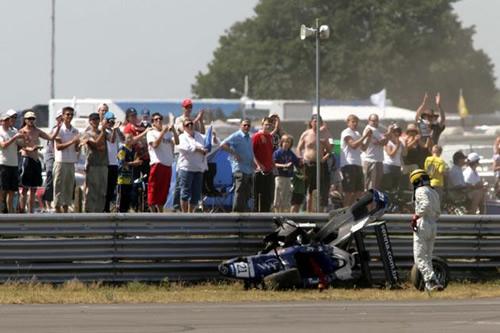 Bruno Senna kwam ongedeerd uit zijn 'gekraakte' F3